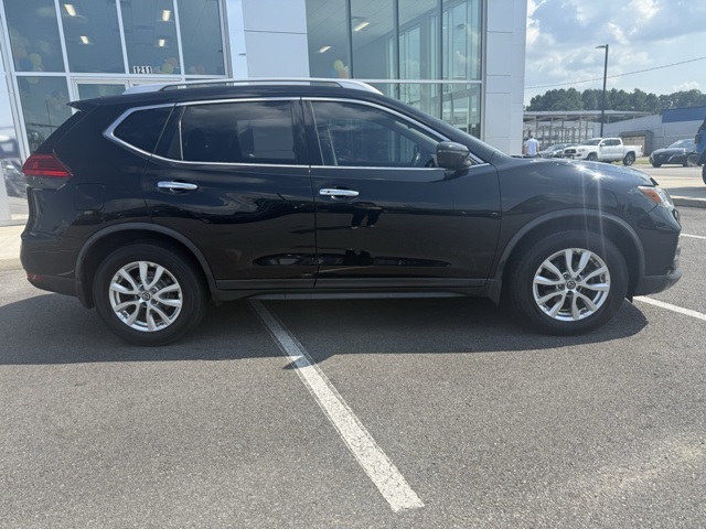 2017 Nissan Rogue SV photo 2