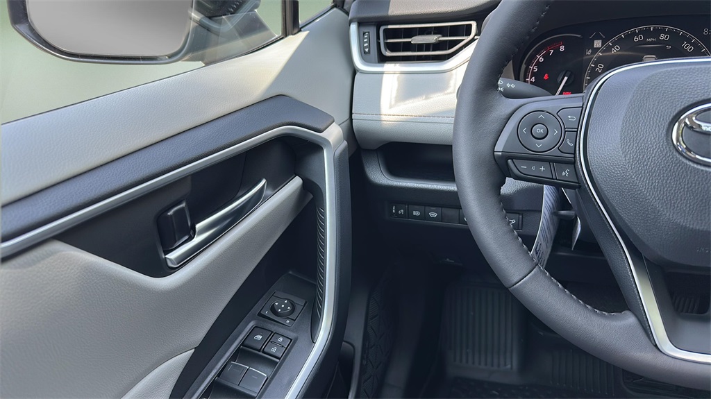 2025 Toyota RAV4 XLE photo 6