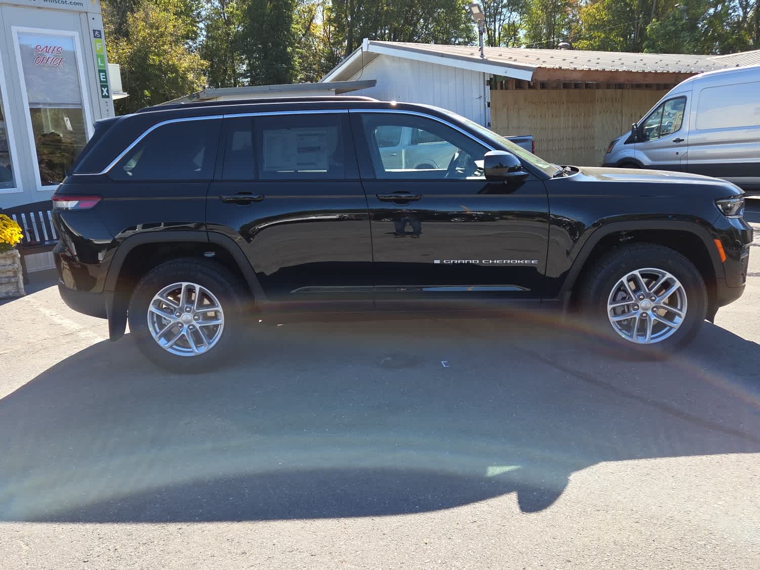 2025 Jeep Grand Cherokee Laredo X photo 3