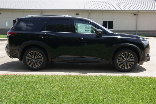 2025 Nissan Pathfinder SL photo 3
