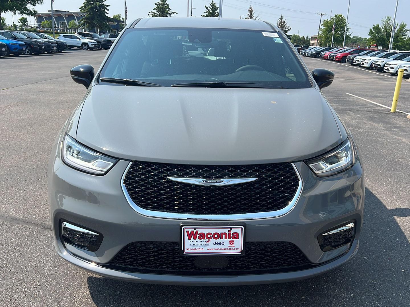2025 Chrysler Pacifica photo 3
