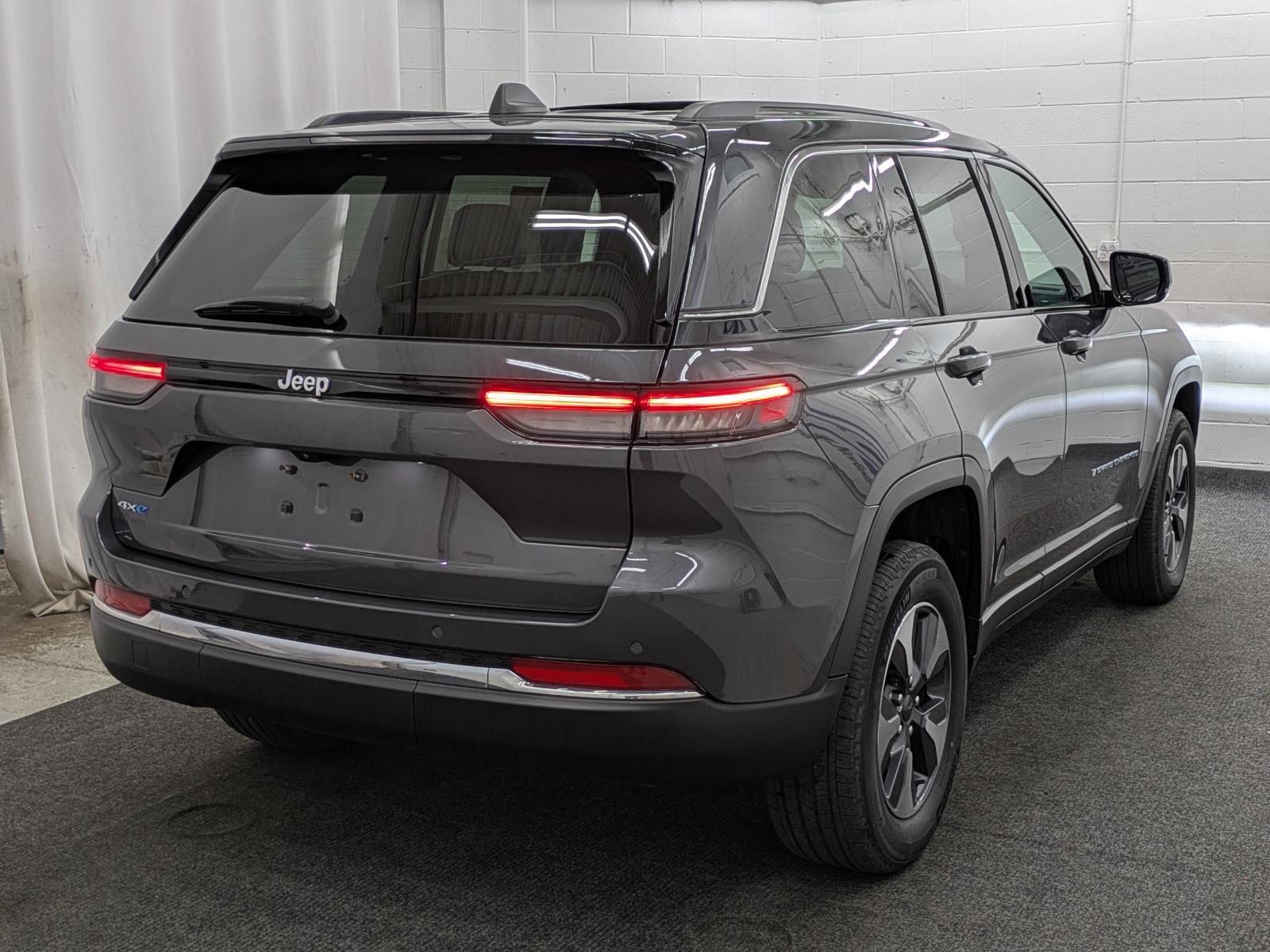 2023 Jeep Cherokee 4xe photo 2
