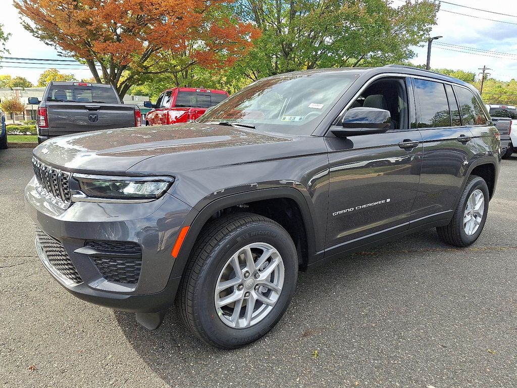 2025 Jeep Grand Cherokee Laredo X photo 2