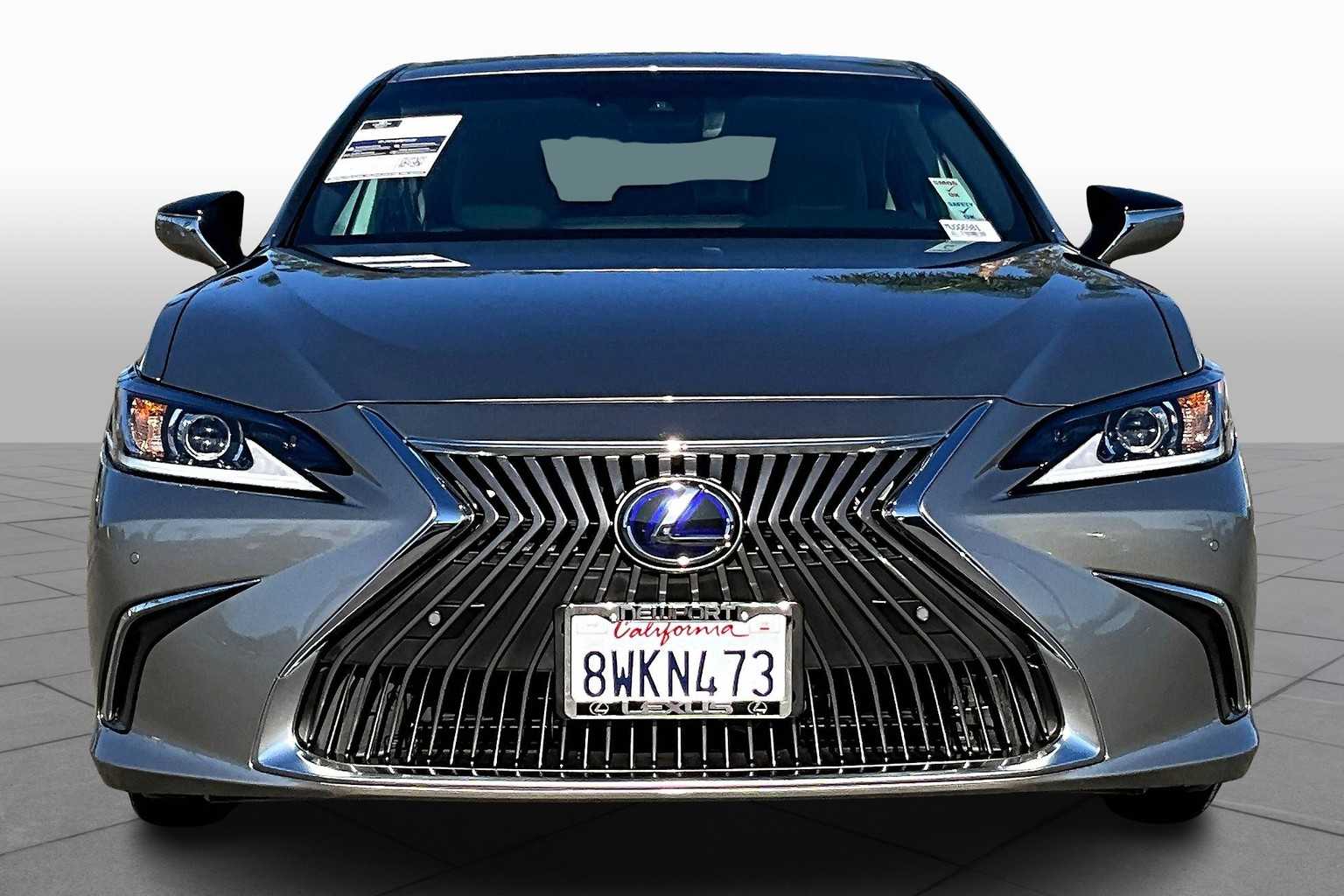 2021 Lexus ES 300h photo 3