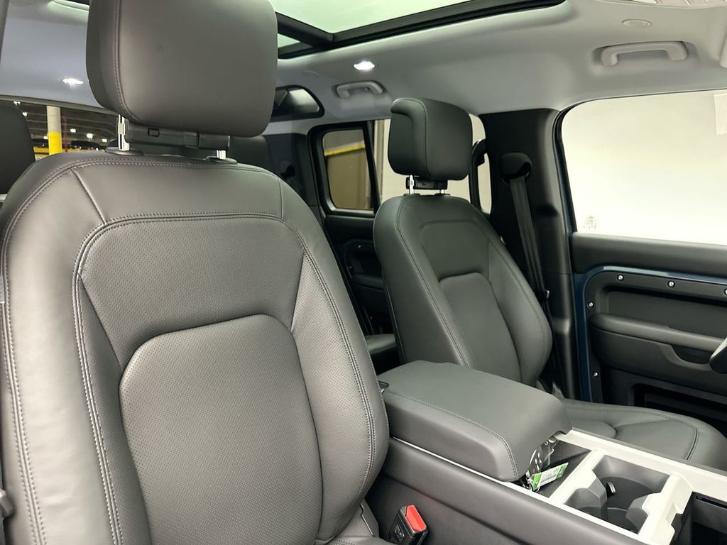 2025 Land Rover Defender 110 S photo 3