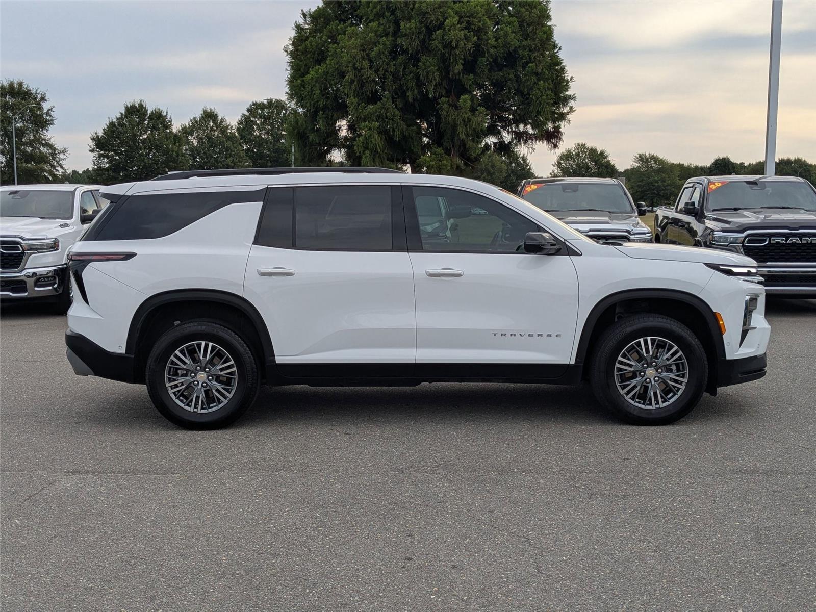 2024 Chevrolet Traverse 1LT photo 3