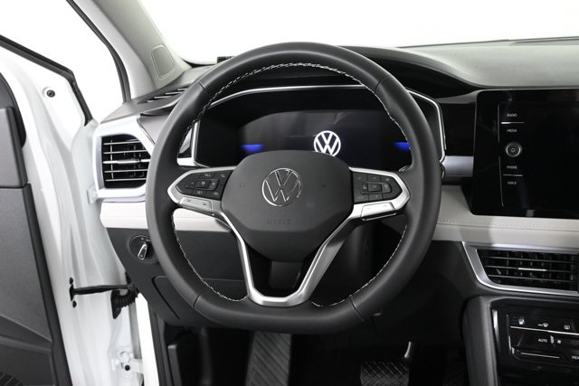 2025 Volkswagen Taos SE photo 2