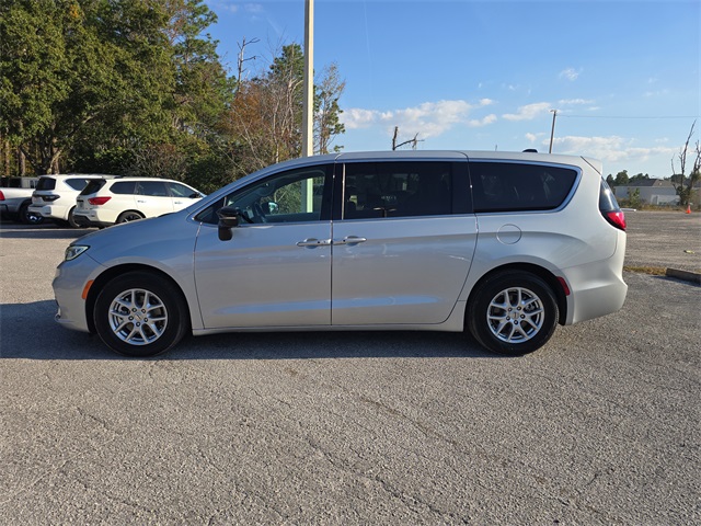 2024 Chrysler Pacifica Touring L photo 2