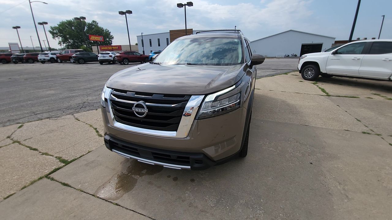 2023 Nissan Pathfinder Platinum photo 3