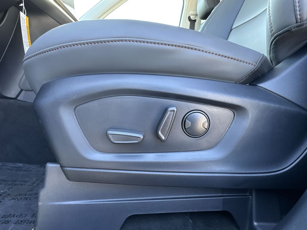 2025 Ford Explorer photo 14