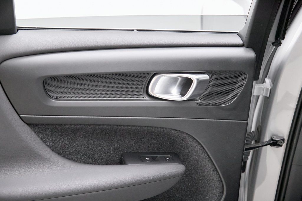 2023 VOLVO XC40 - Image 20