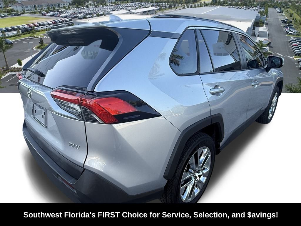 2021 Toyota RAV4 XLE Premium photo 4