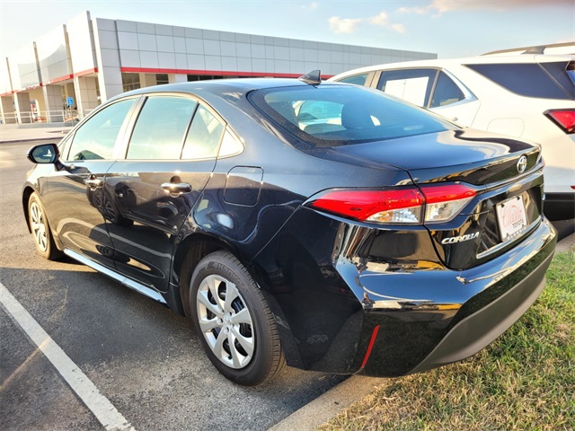 2025 Toyota Corolla LE photo 3