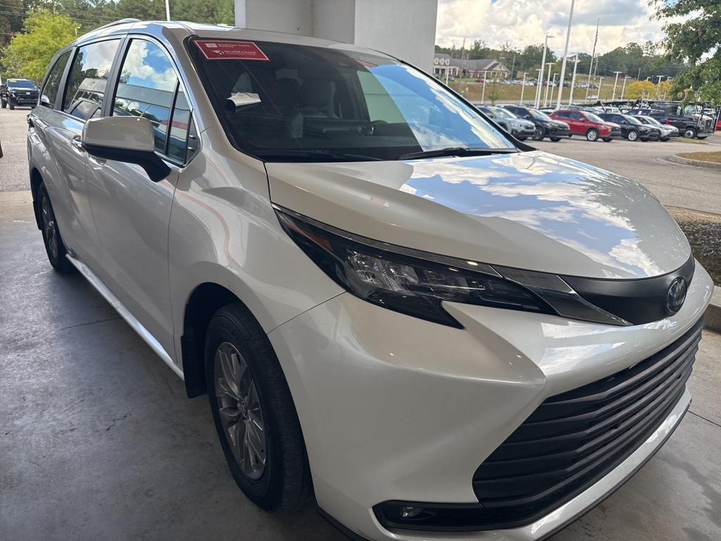 2025 Toyota Sienna XLE photo 4