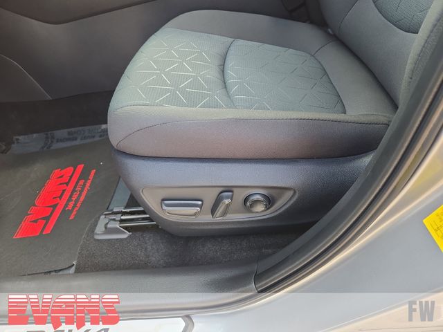 2025 Toyota RAV4 Hybrid XLE photo 18