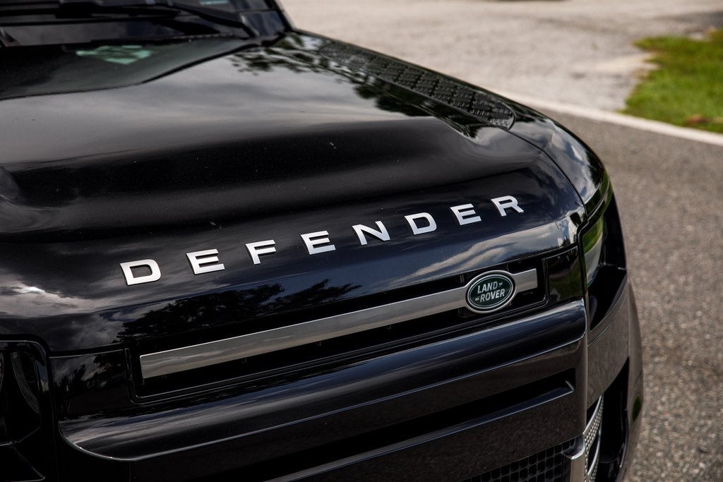 2023 Land Rover Defender 110 S photo 10
