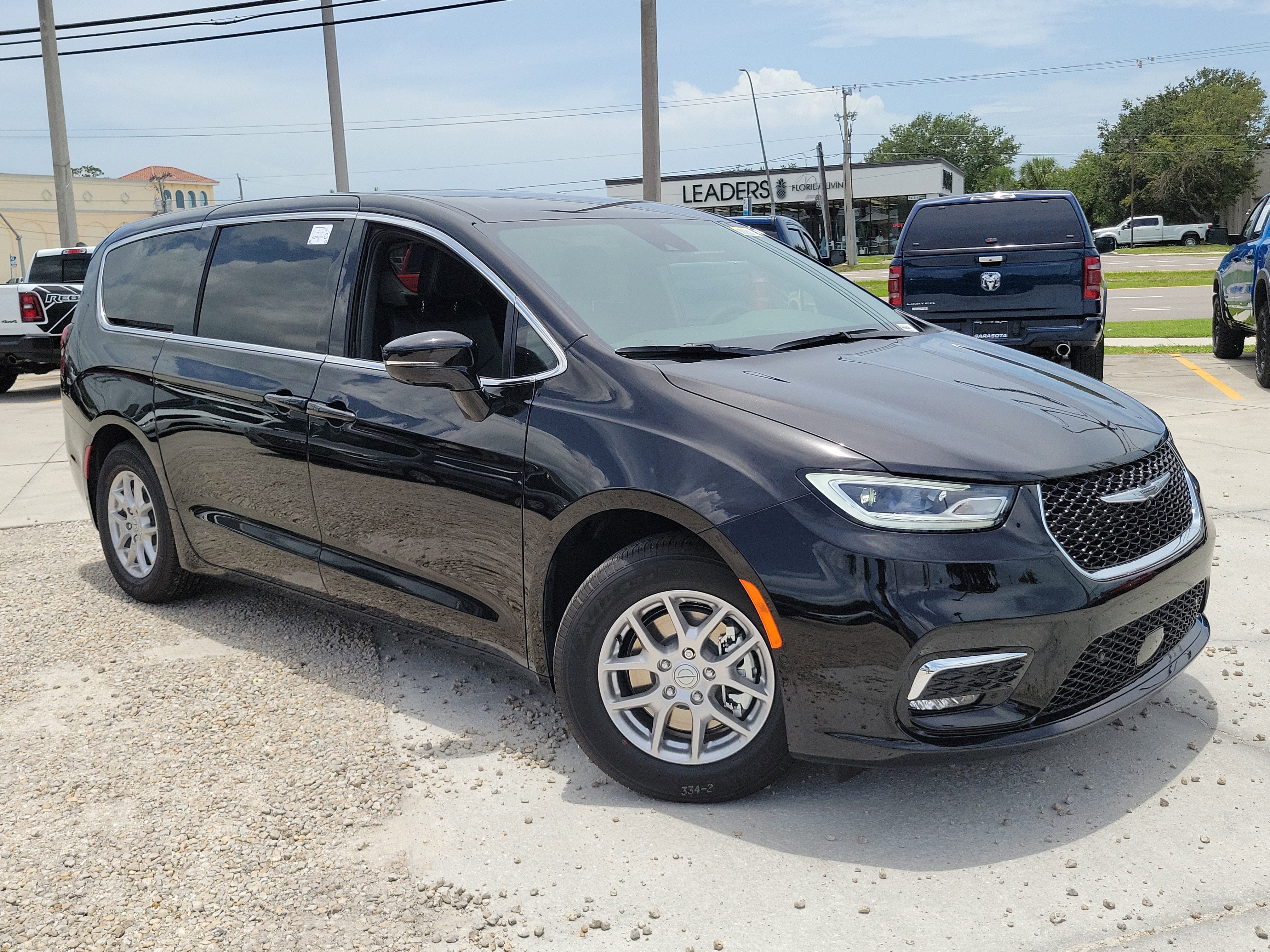 2025 Chrysler Pacifica Select's photo