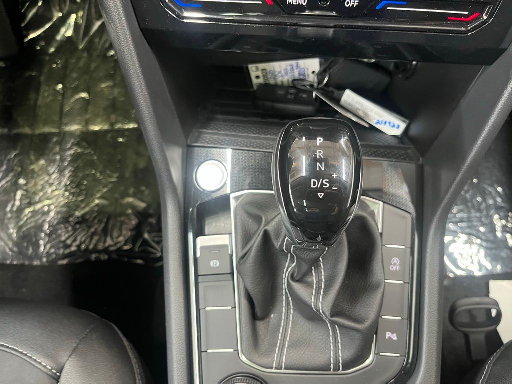 2025 Volkswagen Taos SE photo 14