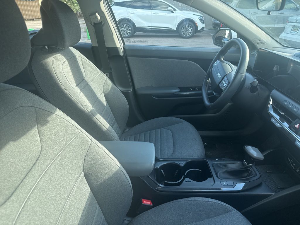 2025 Kia K4 EX photo 8