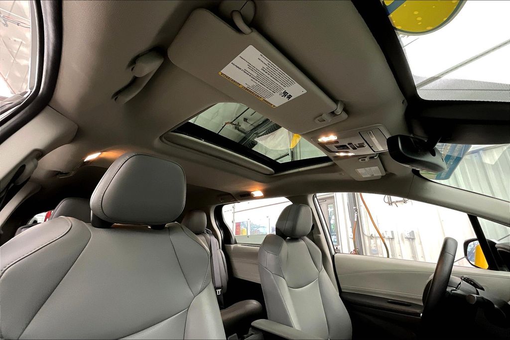 2021 Toyota Sienna XLE photo 21