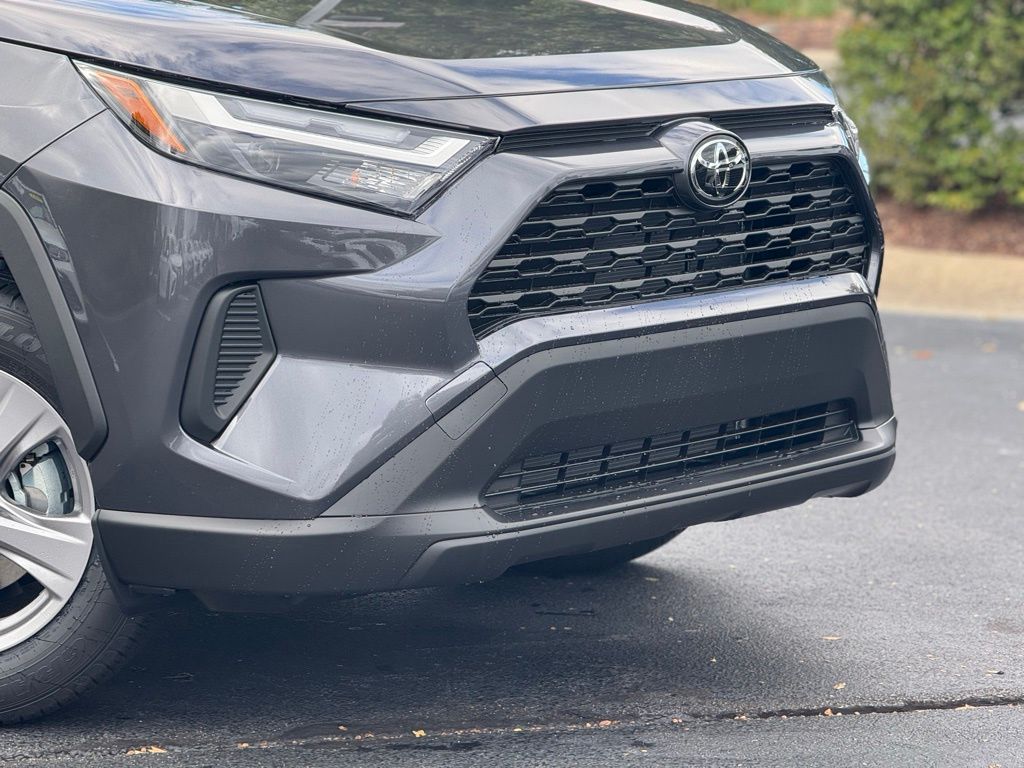 2025 Toyota RAV4 XLE photo 3