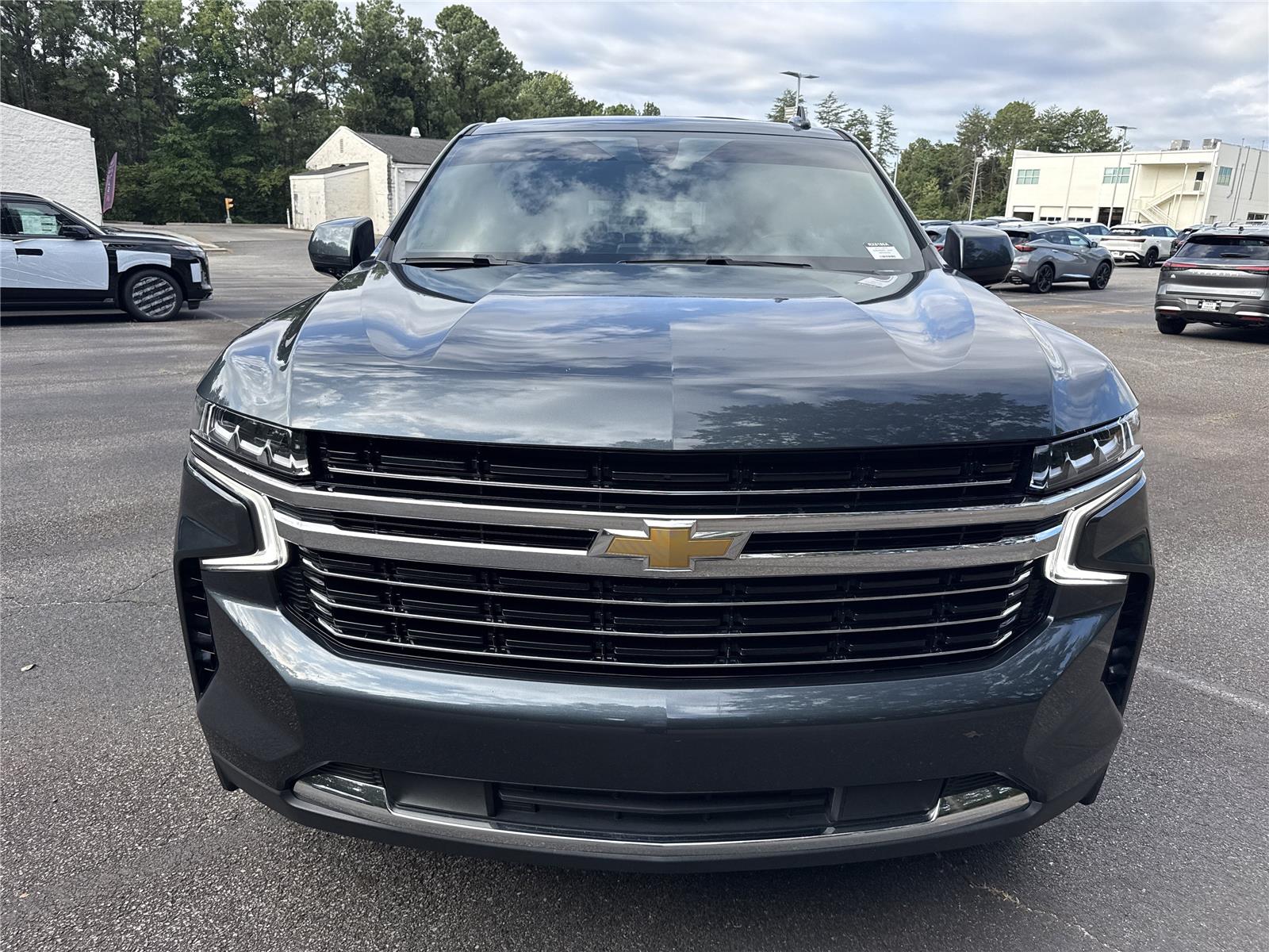 2021 Chevrolet Suburban 1500 LT photo 3