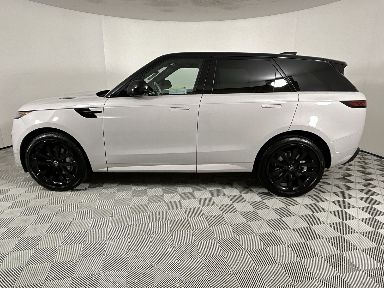 2025 Land Rover Range Rover Sport SE photo 2