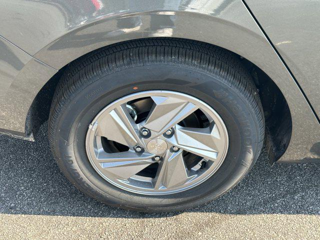 2025 Hyundai Elantra SE photo 14