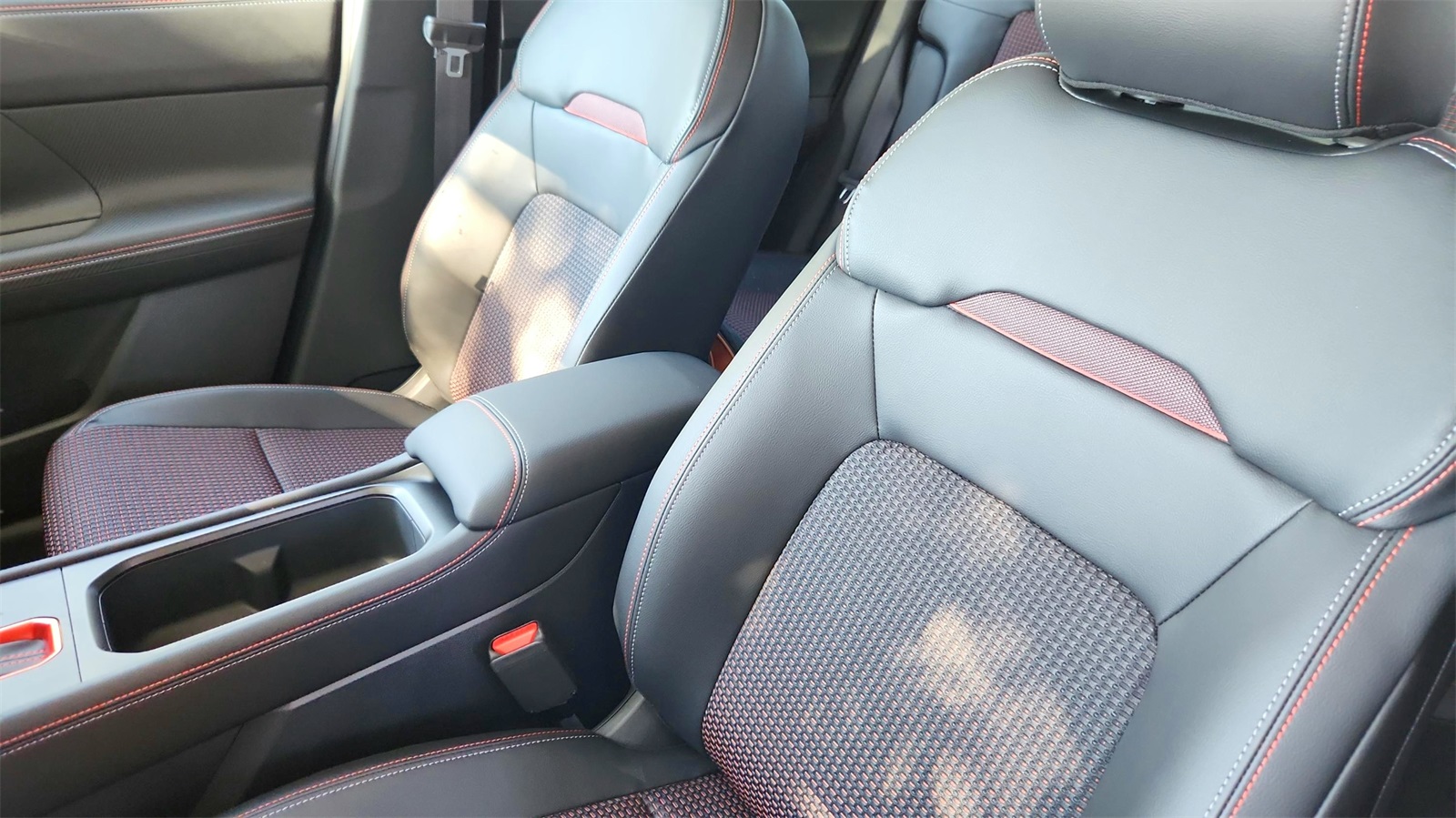 2025 Nissan Kicks SR photo 10