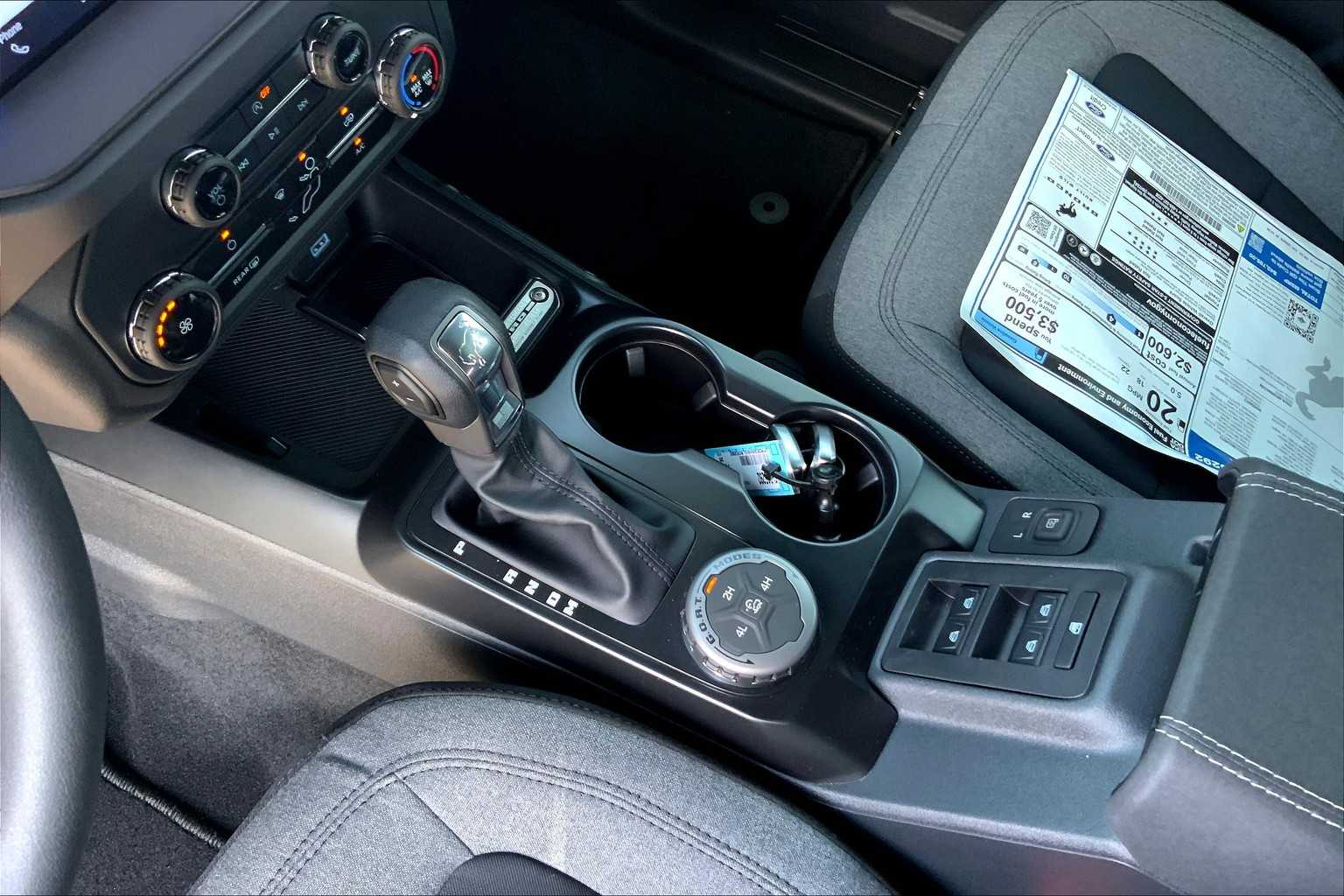 2025 Ford Bronco Base photo 8