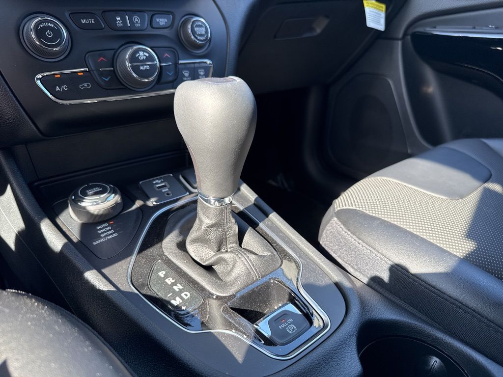 New 2023 Bright White Clear-Coat Exterior Paint Jeep Altitude Lux image 16