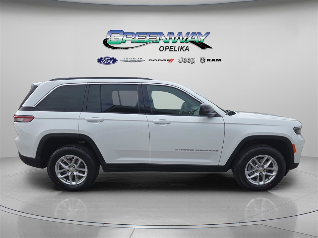 2025 Jeep Grand Cherokee Laredo photo 8