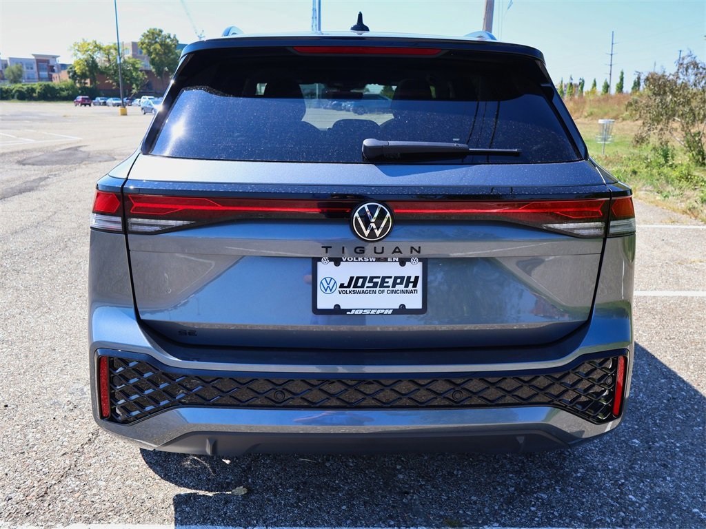 2025 Volkswagen Tiguan SE R-Line Black photo 3
