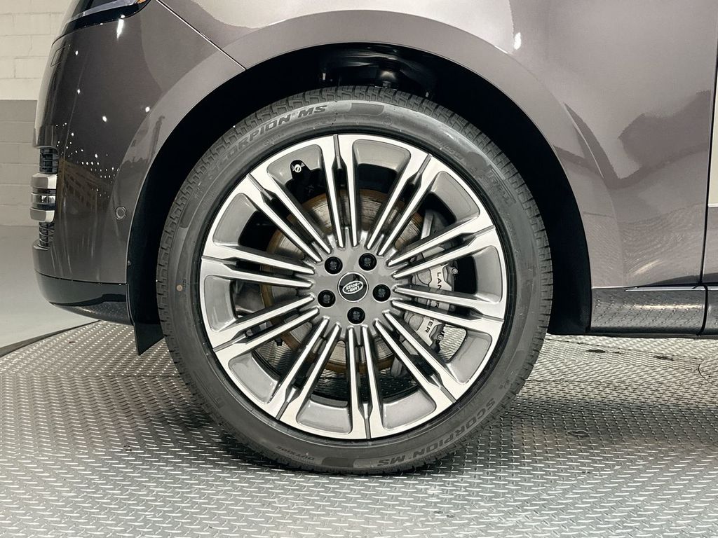 2025 Land Rover Range Rover SE photo 4