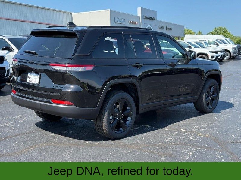 2025 Jeep Grand Cherokee Limited photo 3