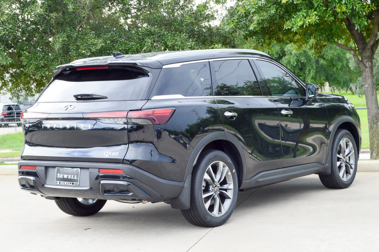 New 2025 Mineral Black INFINITI LUXE image 3