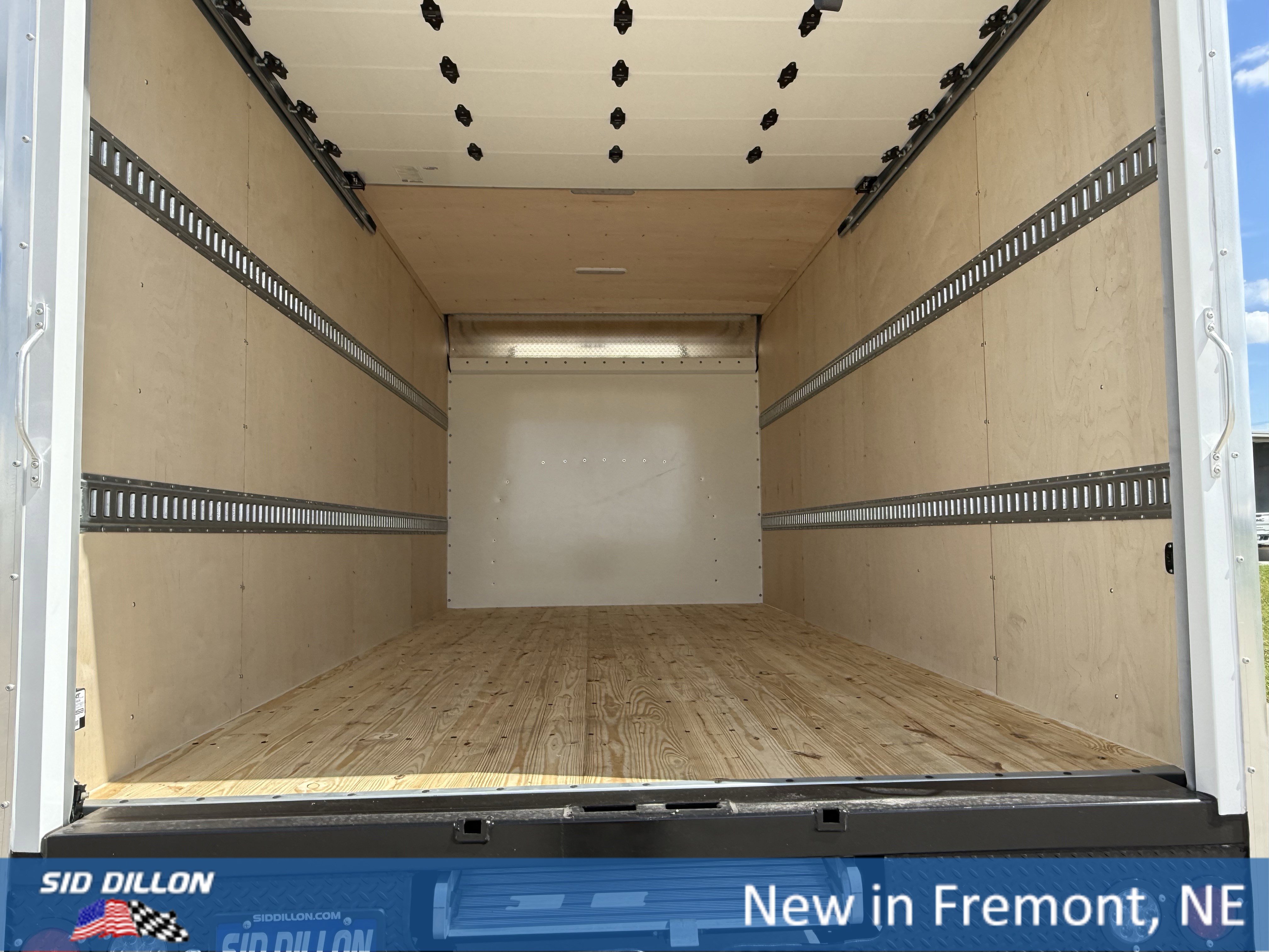 2025 Chevrolet Express Cutaway 3500 photo 4