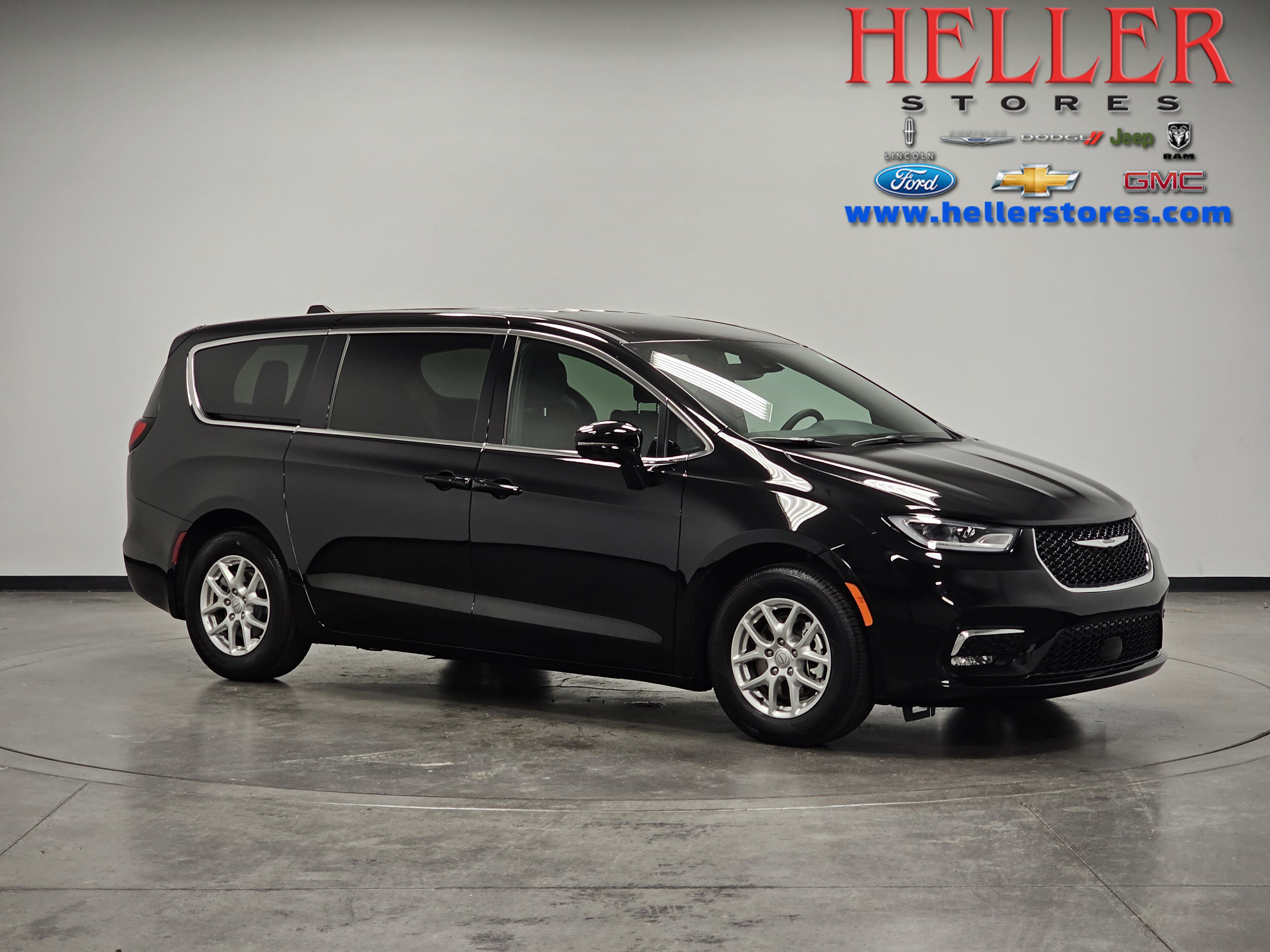 2025 Chrysler Pacifica Select's photo