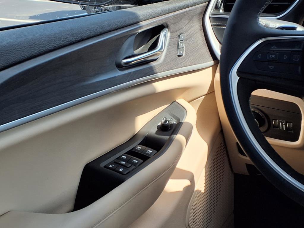 2025 Jeep Grand Cherokee Limited photo 9