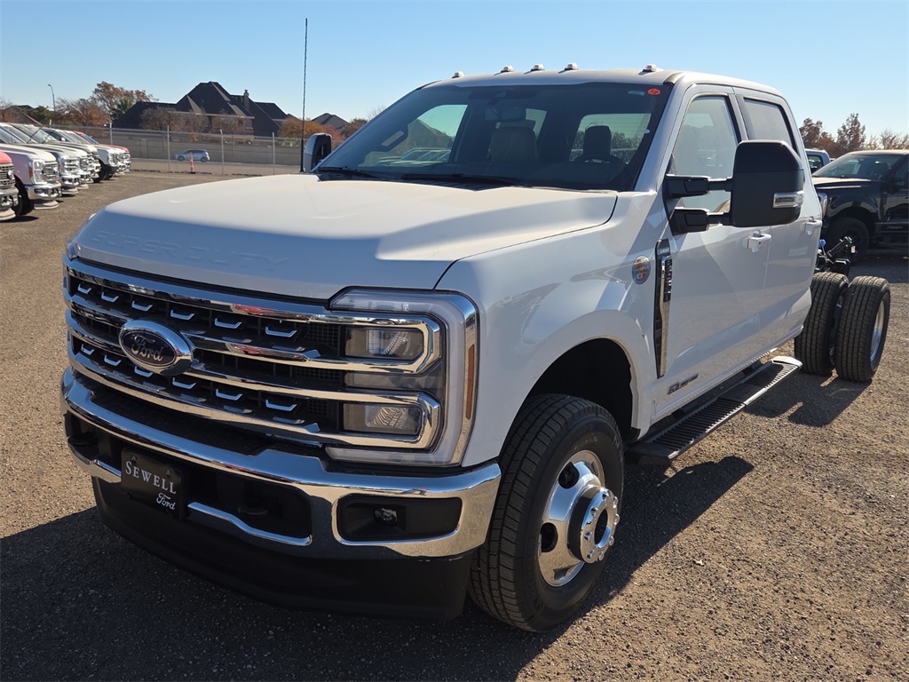 2026 Ford F-350 Super Duty Chassis Cab Lariat's photo
