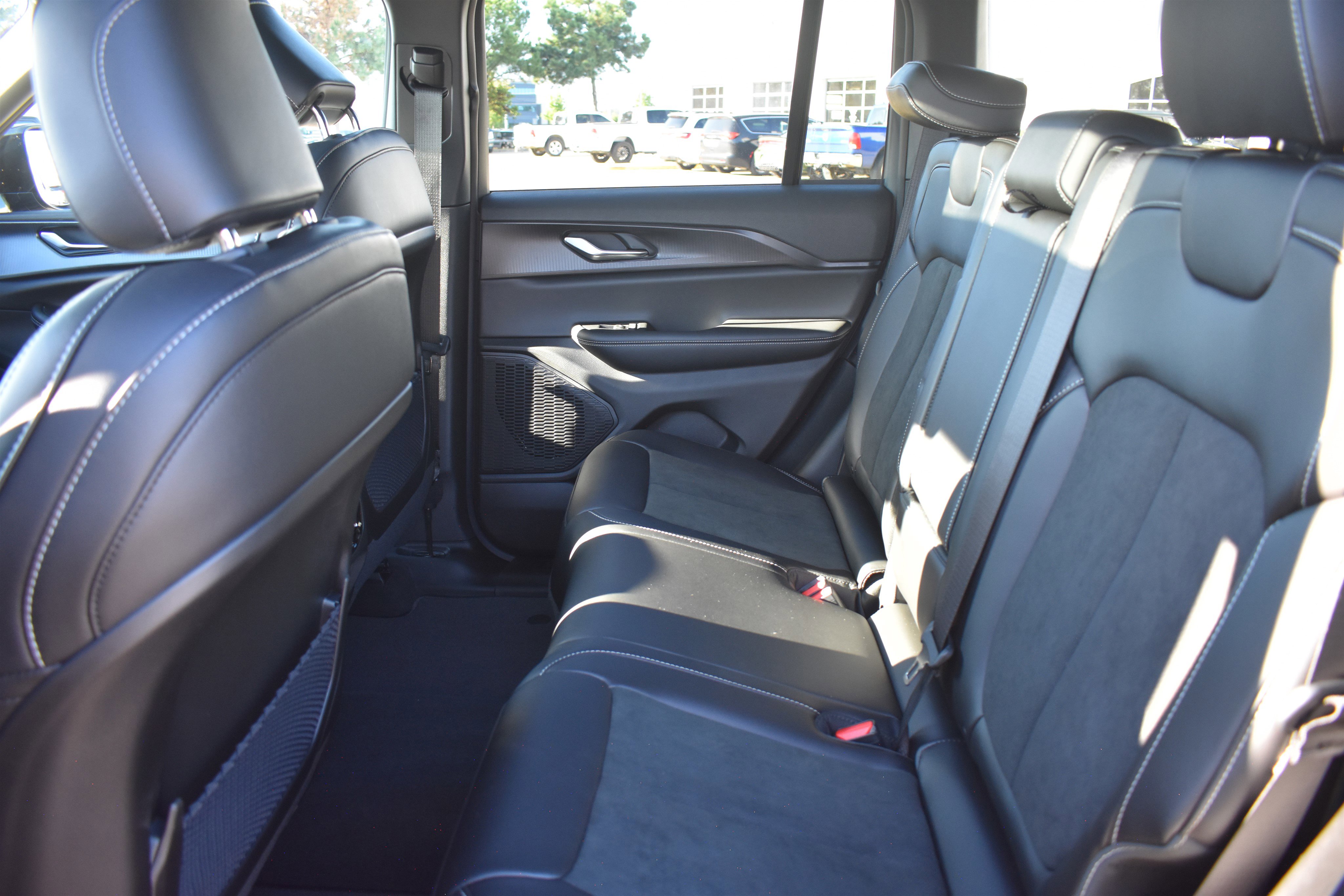 2025 Jeep Grand Cherokee Altitude photo 2