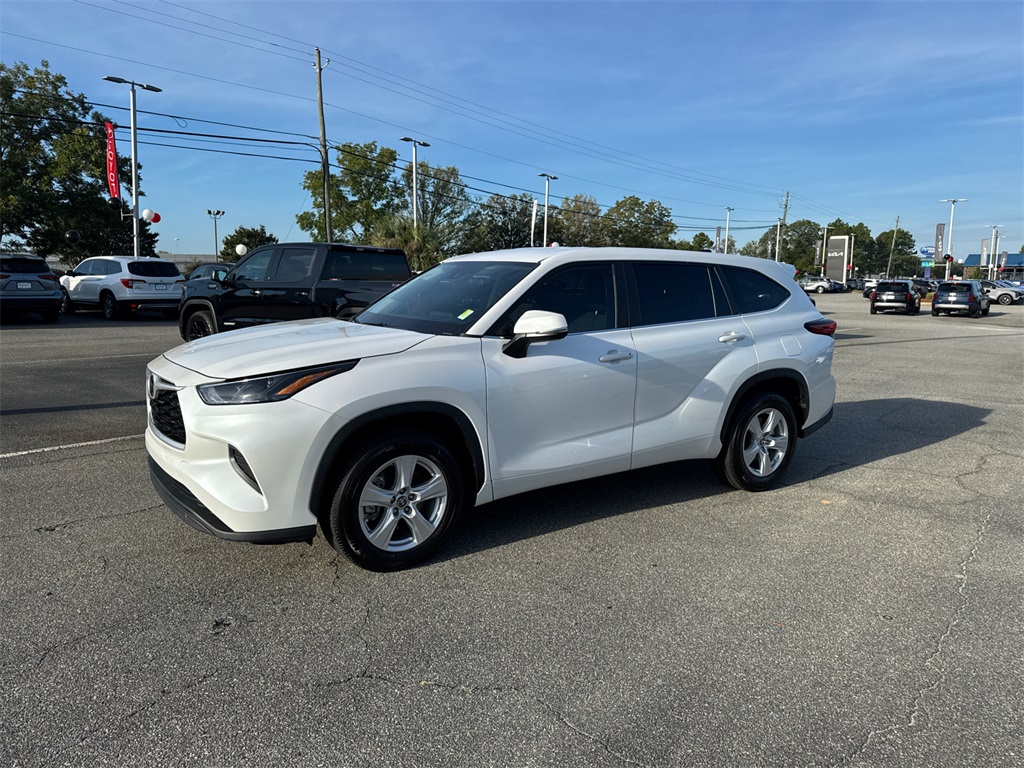 2023 Toyota Highlander L photo 6