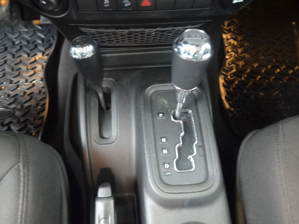 2015 Jeep Wrangler Unlimited Sport photo 4