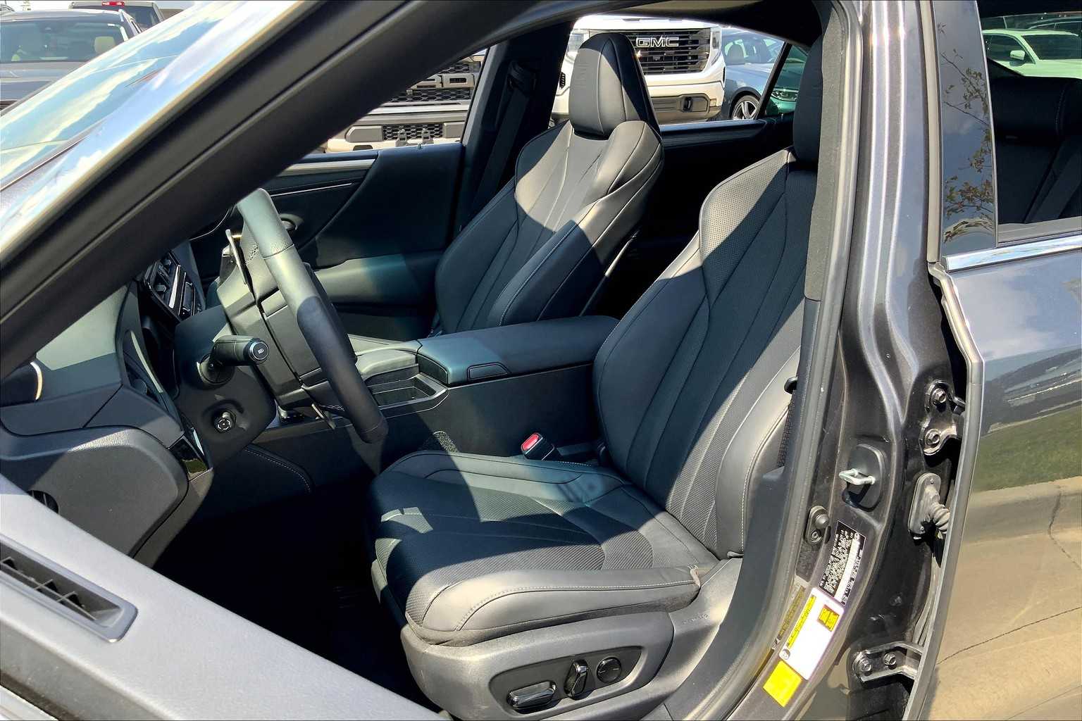 2022 Lexus ES F SPORT Handling photo 7