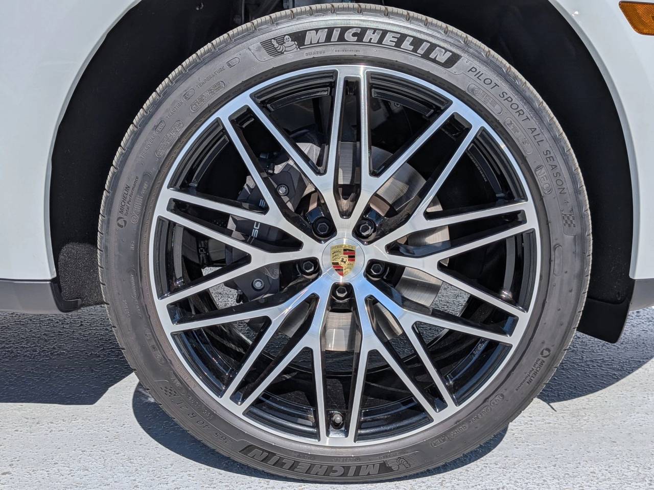 2025 Porsche Macan Base photo 26