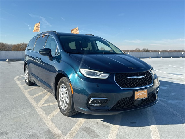 2022 Chrysler Pacifica Touring L photo 2