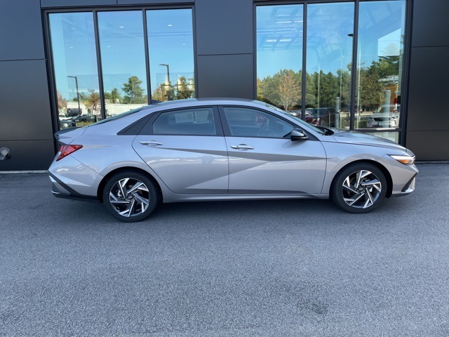 2025 Hyundai Elantra SEL Sport photo 3