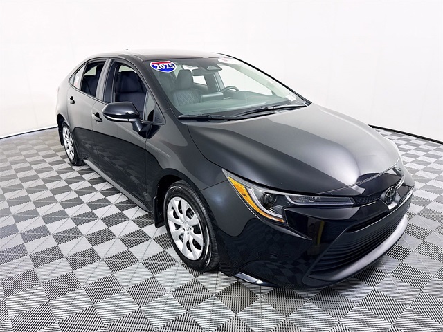 2025 Toyota Corolla LE's photo