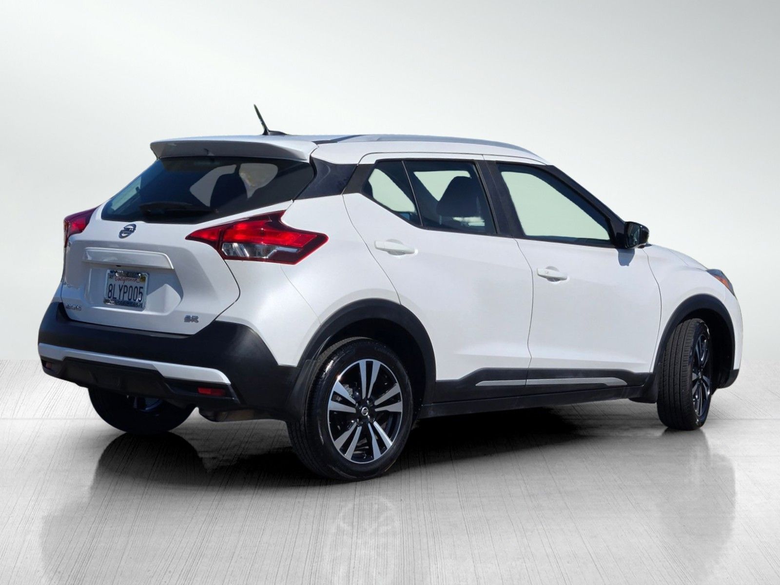 2019 Nissan Kicks SR photo 3