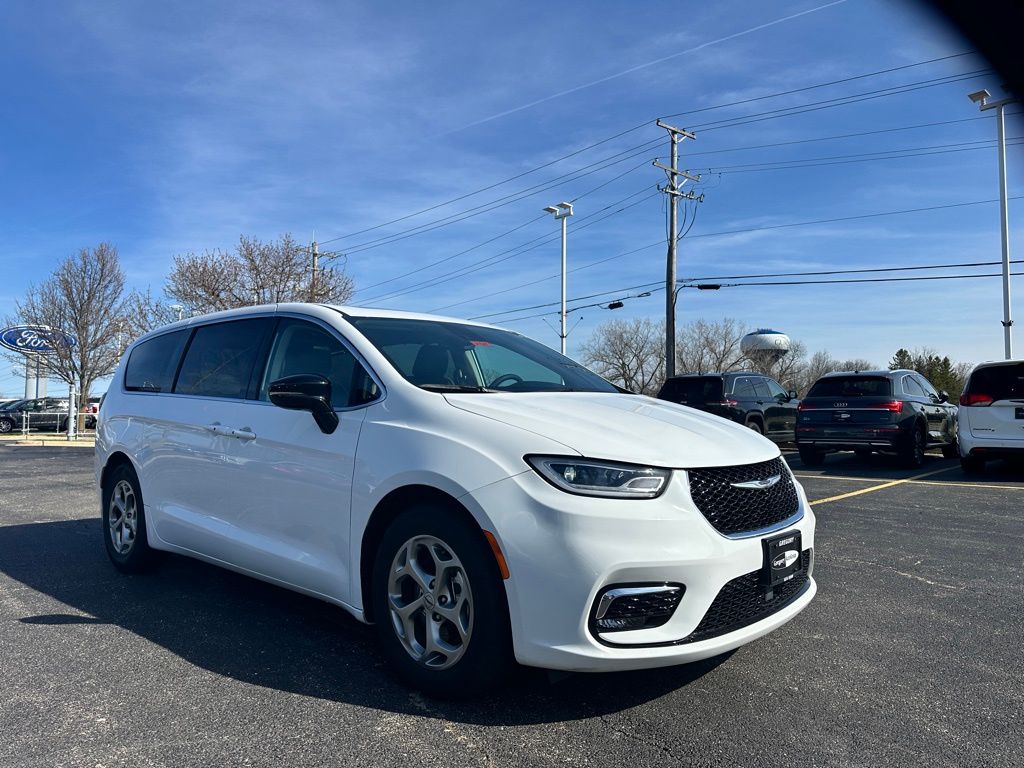 2024 Chrysler Pacifica Limited photo 2